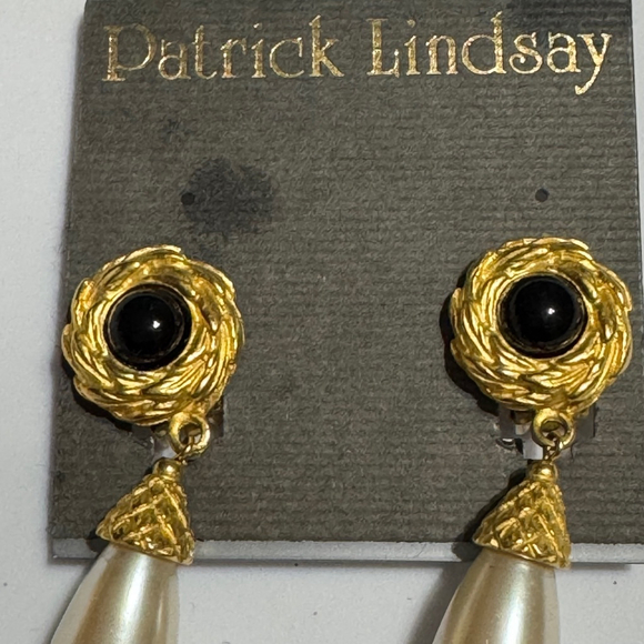 Vintage Patrick Lindsey Gold-tone Clip on Earring - Picture 2 of 3
